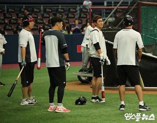 올 시즌 LG로 이적한 외야수 김현수는 젊은 타자들을 이끄는 리더십을 보여주고 있다. 채은성도 그 수혜자들 가운데 한 명이다(사진=엠스플뉴스)