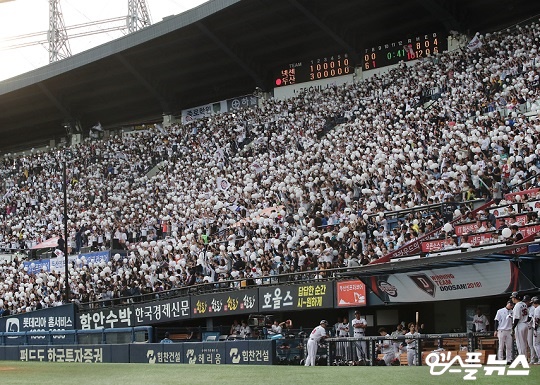 두산 팬들은 9월 25일 잠실 넥센전에서 하얀 풍선을 흔들며 팀의 정규시즌 우승을 축하했다(사진=엠스플뉴스)