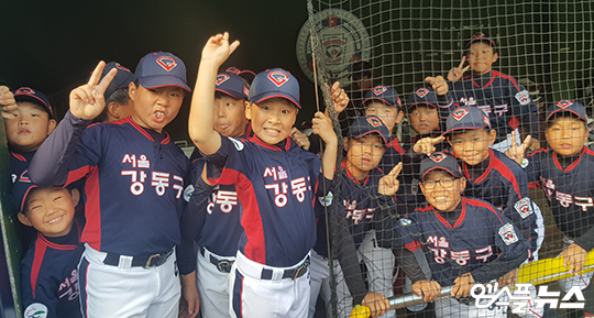 천진난만한 표정을 짓는 야구 소년들(사진=엠스플뉴스)