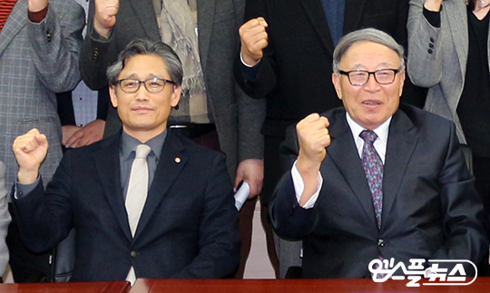 양해영 부회장(사진 왼쪽부터)과 김응용 회장이 “화이팅!“을 외치는 장면(사진=대한야구소프트볼협회)