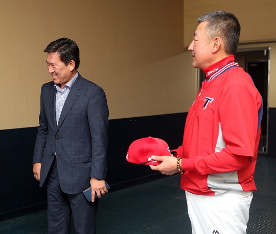 조계현 단장(왼쪽)은 김기태 감독(오른쪽)과 협의를 통해 코치진 개편을 하겠다고 밝혔다(사진=KIA)