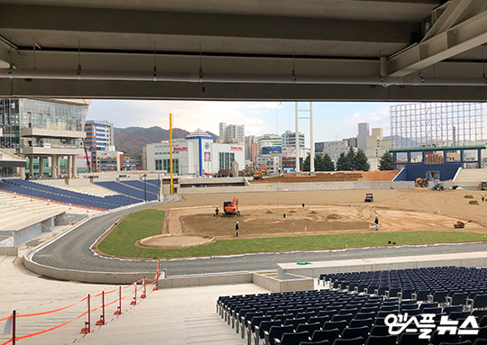 공사 진행 80%를 넘어선 NC 새 야구장. 벌써 잔디를 깔고, 관중석을 설치하고 있다(사진=NC)