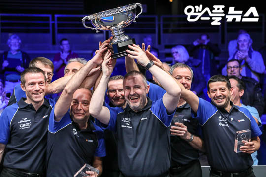 클루망스 컨티넨털 컵 대회에서 우승컵을 들어올린 유럽팀(사진=엠스플 뉴스 정이수 기자)