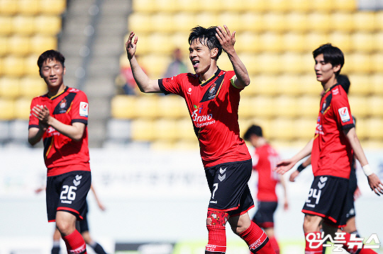 경남 FC 주장 배기종(사진 가운데)이 2017년 5월 3일 K리그2 부산 아이파크와의 경기에서 득점에 성공한 뒤 기뻐하고 있다(사진=엠스플뉴스)