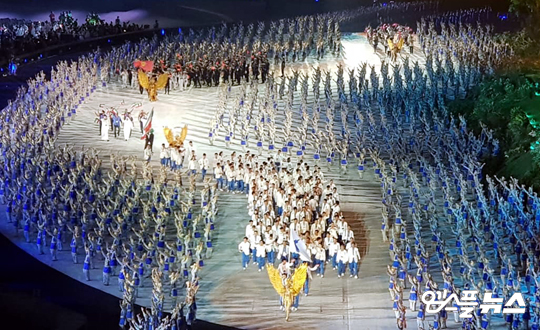 2018 자카르타-팔렘방 아시아경기대회 개막식에서 공동 입장하는 남북한 선수단(사진=엠스플뉴스)