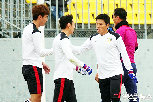 아산 무궁화 프로축구단 주장 이명주(맨 오른쪽)(사진=엠스플뉴스)