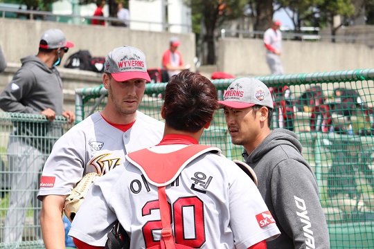 한국 야구에 점차 적응하는 다익손(왼쪽)은 올 시즌 많은 이닝 소화와 2년 연속 팀의 한국시리즈 우승에 이바지하겠단 목표를 밝혔다(사진=SK)