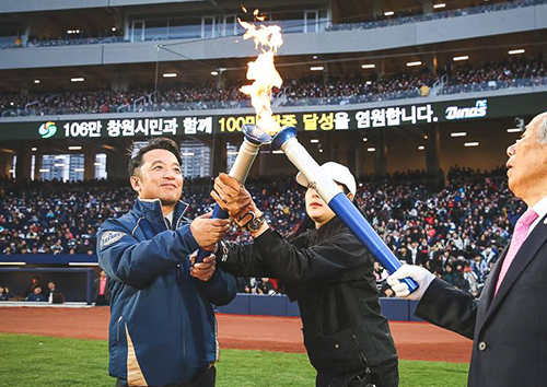 18일 개장식에서 성화에 불을 붙이는 김택진 엔씨소프트 대표(사진=NC)
