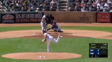 머리 위로 넘어가는 장타성 타구를 낚아챈 바이런 벅스턴(출처=MLB 공식 트위터)
