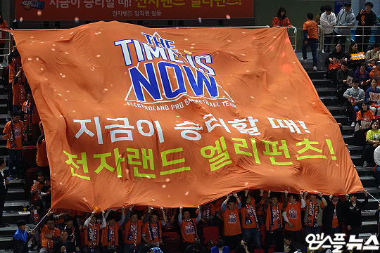 열광적인 인천 전자랜드 홈 팬들(사진=엠스플뉴스 이근승 기자)