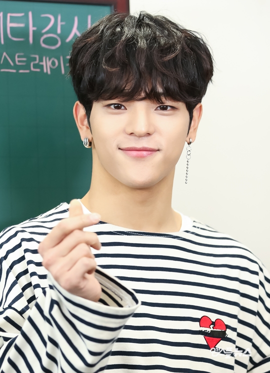 [M+포토] 스트레이키즈 우진, '손하트에 심쿵'