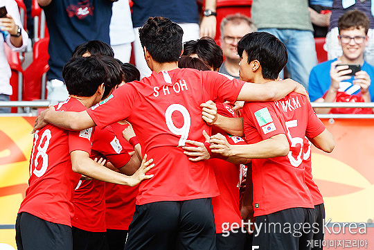 이강인의 득점을 축하하는 한국 U-20 축구 대표팀(사진=게티이미지코리아)