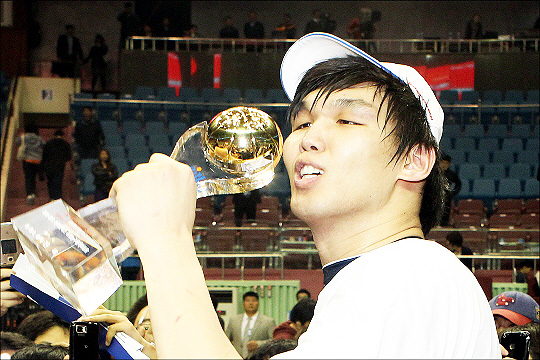 2010-2011시즌 KBL 챔피언 결정전 MVP를 수상한 하승진(사진=KBL)