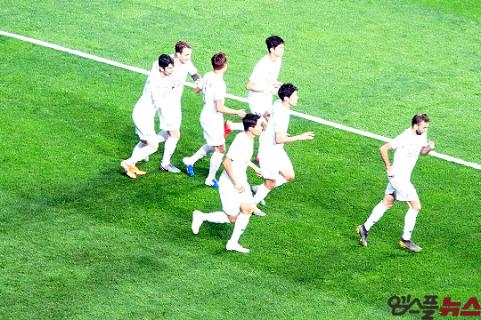 득점 이후 기뻐하는 수원 삼성 선수들(사진=엠스플뉴스 이근승 기자)
