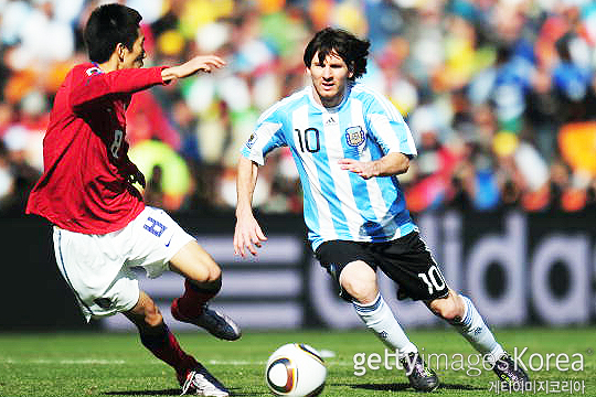 2010년 남아프리카공화국 월드컵 본선 조별리그 2차전 아르헨티나와의 경기에서 리오넬 메시(사진 오른쪽)를 막고 있는 김정우(사진=게티이미지코리아)