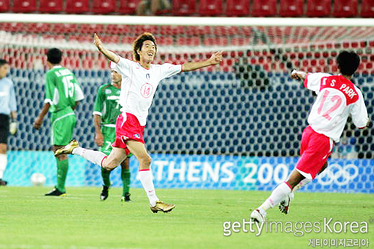 2004년 아테네 올림픽 본선 조별리그 2차전 멕시코와의 경기에서 결승골을 터뜨린 김정우(사진 왼쪽)(사진=게티이미지코리아)