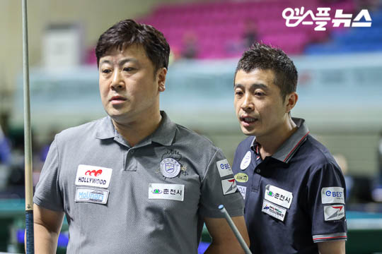 조치연(좌), 김봉철이 경기 중 의견을 나누고 있다.(사진=엠스플 뉴스 정이수 기자)