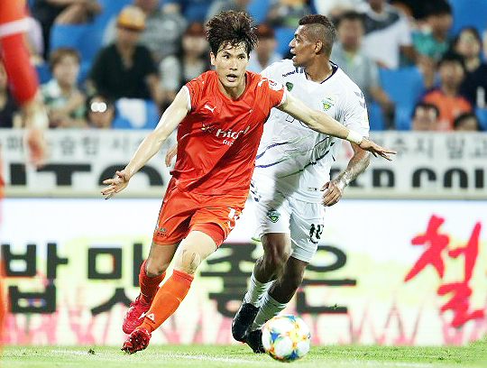 강원 FC 미드필더 한국영(사진 왼쪽)(사진=한국프로축구연맹)
