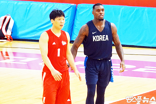 한국 농구 대표팀 센터 라건아(사진 오른쪽)(사진=엠스플뉴스 이근승 기자)