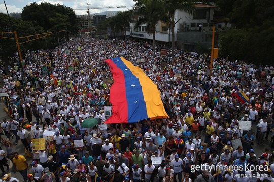 마두로 정권 반대 시위를 벌이는 베네수엘라 국민들(사진=게티이미지 코리아)