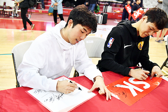 팬 서비스가 남다른 선수로 유명했던 고 정재홍(사진 왼쪽)(사진=KBL)