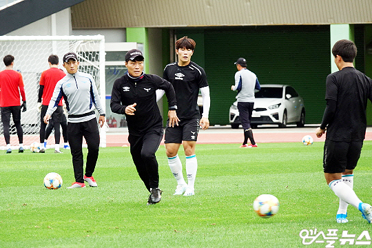 선수들과 함께 훈련한 성남 FC 남기일 감독(사진 맨 왼쪽에서 두 번째)(사진=엠스플뉴스 이근승 기자)