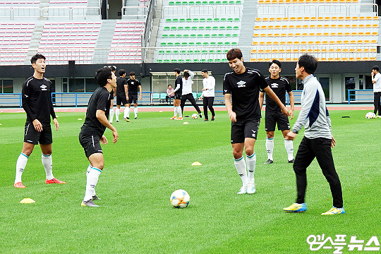 성남 FC 주전 스트라이커 김현성(사진 맨 오른쪽에서 두 번째)(사진=엠스플뉴스 이근승 기자)