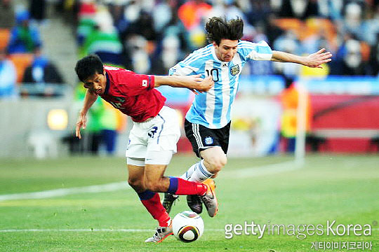 2010 남아공 월드컵 본선 조별리그 2차전 아르헨티나와의 경기에서 '축구의 신'으로 불리는 리오넬 메시(사진 오른쪽)와 볼 다툼을 벌이고 있는 이영표(사진=게티이미지코리아)