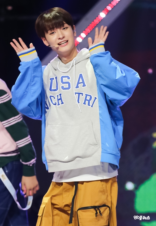 [M+포토] 틴틴 우진, '인사도 청량하게'
