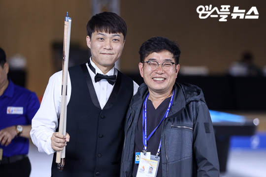 제100회 캐롬 3쿠션 우승을 차지한 최성원(좌)과 이재원 코치(사진=엠스플 뉴스 정이수 기자)