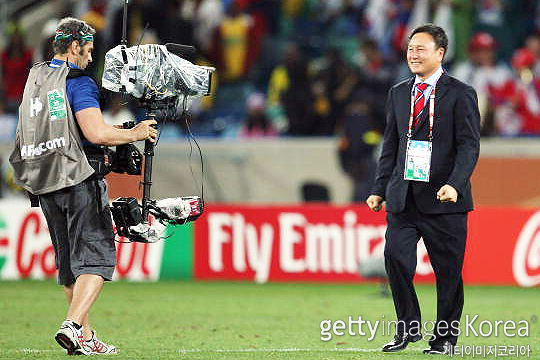 '2010 남아공 월드컵' 16강 진출에 성공한 뒤 기뻐하는 허정무 전 감독(사진=게티이미지코리아)