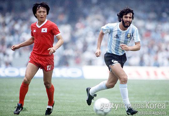 '1986 멕시코 월드컵' 아르헨티나와의 경기에 나선 허정무(사진 왼쪽)(사진=게티이미지코리아)