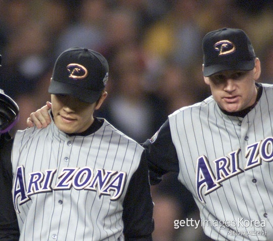 맷 윌리엄스 감독(오른쪽)이 2001년 월드시리즈 당시 결정적인 홈런을 맞은 김병현 해설위원(왼쪽)을 위로하고 있다(사진=gettyimages)
