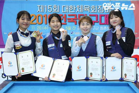 3쿠션 여자부 입상자들(좌측부터) 스롱 피아비(1위), 용현지(2위), 이신영, 김민아(공동3위)(사진=엠스플 뉴스 정이수 기자)