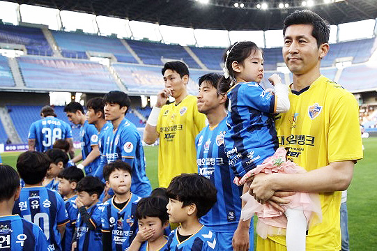 지난 시즌까지 울산 유니폼을 입고 그라운드에 섰던 김용대(사진 맨 오른쪽)(사진=한국프로축구연맹)