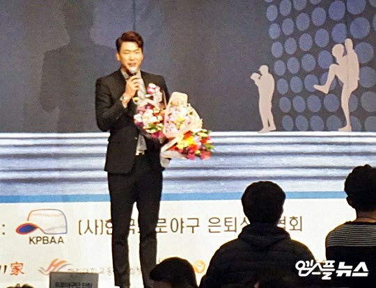 SK 투수 김광현이 한은회 올해의 투수상을 수상했다(사진=엠스플뉴스 김근한 기자)