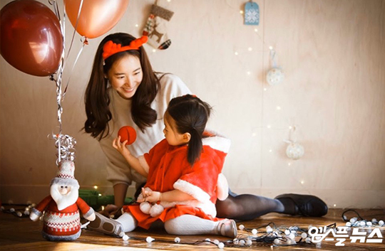 17개월 된 딸 수빈이와 엄마 김선신의 행복한 크리스마스(사진=김선신 아나운서 제공)