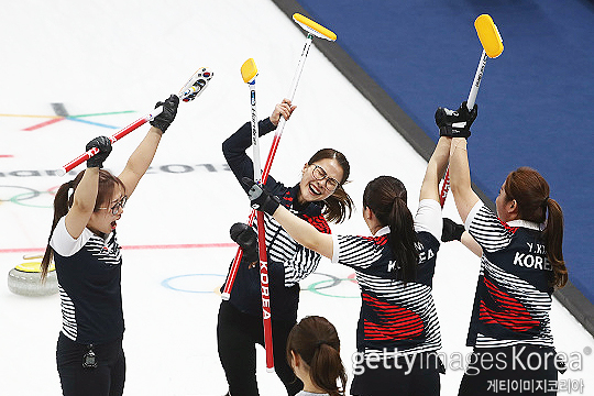 2018 평창 동계 올림픽에 나선 한국 여자 컬링 대표팀이 브룸을 치켜세우며 기뻐하는 모습(사진=게티이미지코리아)