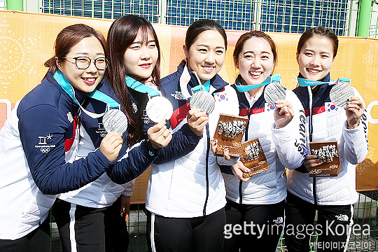 2018년 평창 동계 올림픽에서 은메달을 목에 건 '팀 킴' 경북체육회 선수들(사진=게티이미지코리아)