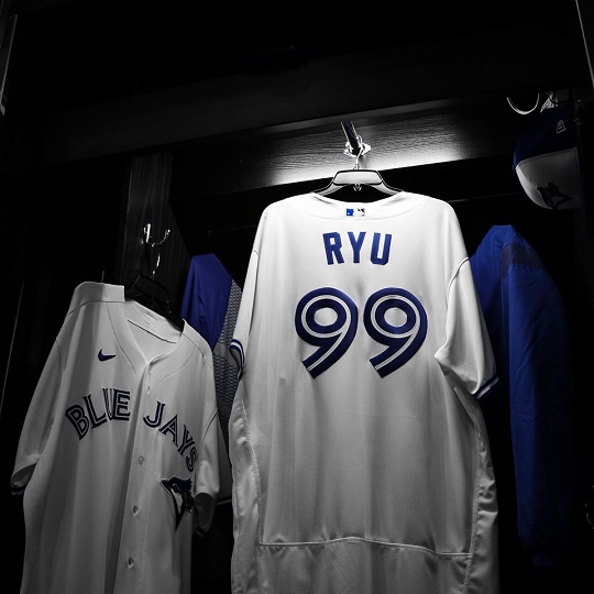 류현진의 새로운 유니폼(사진=토론토 공식 페이스북)