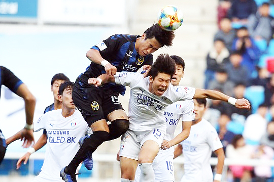 공중볼을 따내고 있는 인천 유나이티드 이재성(사진 왼쪽)(사진=한국프로축구연맹)