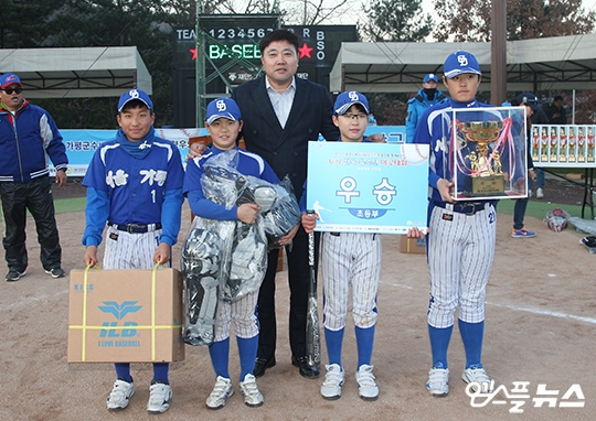 양준혁 위원은 10년 가까이 초등학교와 중학교 야구 대회를 재단 주최로 열어 야구 꿈나무들에게 희망을 주고 있다(사진=엠스플뉴스)