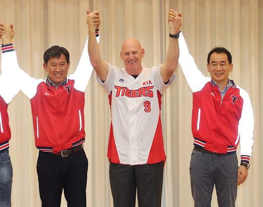 매트 윌리엄스 감독(가운데)이 한국을 떠나자 KIA의 올겨울 스토브리그는 아수라장이 됐다(사진=KIA)