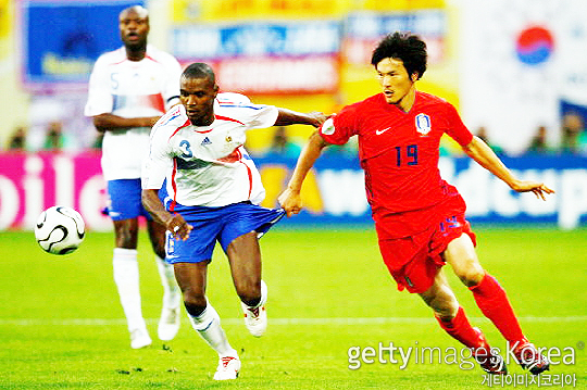 2006년 독일 월드컵 본선 조별리그 프랑스전에서 에릭 아비달(사진 왼쪽)과 볼 경합 중인 조재진(사진=게티이미지코리아)