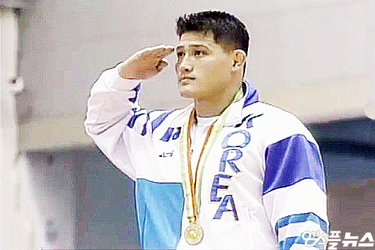 1994년 히로시마 아시아경기대회 레슬링 그레코로만형 100kg에서 금메달을 목에 건 고 송성일(사진=MBC)