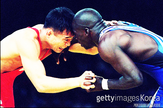 1994년 히로시마 아시아경기대회에서 고 송성일과 함께 금메달을 목에 걸었던 심권호(사진 왼쪽)(사진=게티이미지코리아)