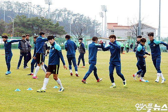 2월 15일 대전하나시티즌과 연습경기 전 몸을 풀고 있는 강원 FC 선수들(사진=엠스플뉴스 이근승 기자)