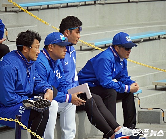 오승환(왼쪽에서 세 번째)이 캠프 첫 팀 청백전을 지켜보고 있다(사진=엠스플뉴스 김근한 기자)