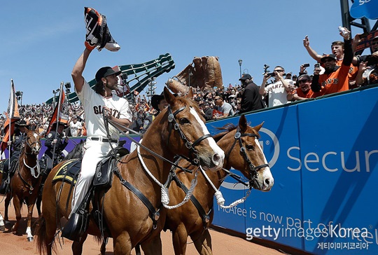 2014년 월드시리즈 우승기 게양식에서 말을 타고 있는 범가너(사진=게티이미지 코리아)