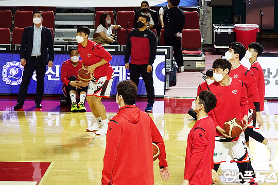 부산 KT 소닉붐 선수들이 마스크를 착용한 상태에서 서울 SK 나이츠전을 준비하고 있다(사진=엠스플뉴스 이근승 기자)